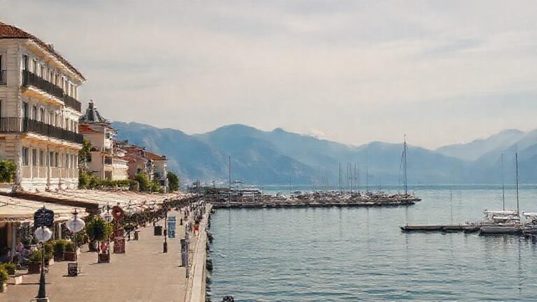 Port de Rives à Thonon-les-Bains au bord du lac Léman, avec les Alpes en arrière-plan