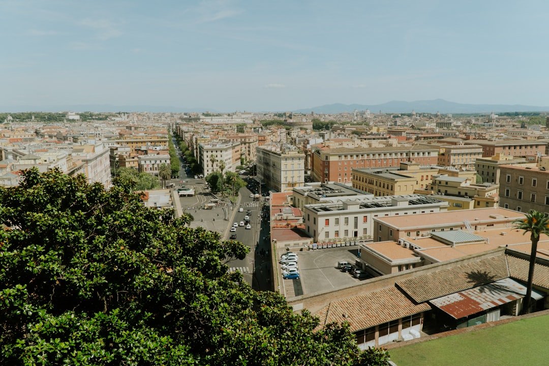 découvrez le quartier latin, un quartier emblématique de paris, riche en histoire, culture et ambiance étudiante, idéal pour flâner et explorer ses librairies, cafés et monuments.