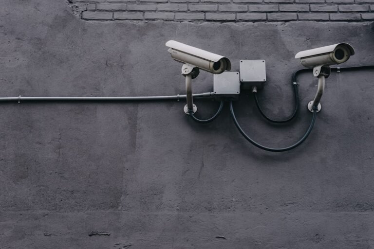 découvrez nos solutions complètes de sécurité pour protéger vos biens, données et personnes avec efficacité et fiabilité.