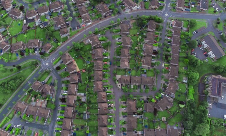 découvrez comment identifier les quartiers dangereux et assurer votre sécurité grâce à nos conseils et informations fiables.