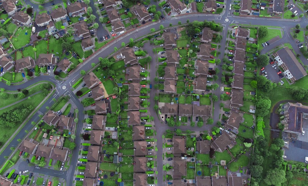 découvrez les quartiers réputés dangereux, leurs caractéristiques et conseils pour votre sécurité.