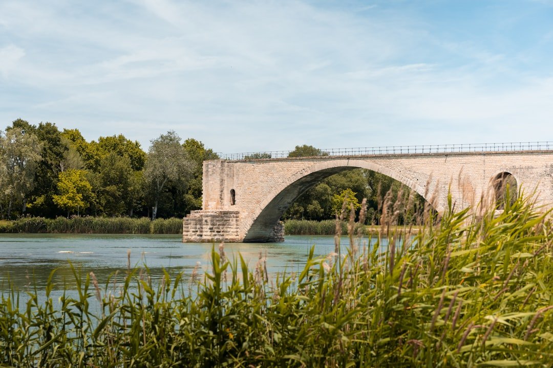 découvrez les quartiers d'avignon à éviter pour profiter pleinement de votre séjour en toute sécurité et tranquillité.