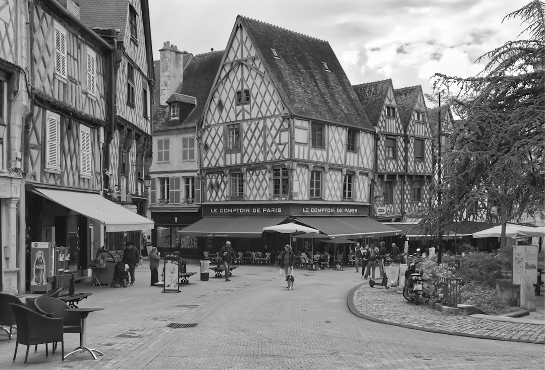 découvrez les quartiers à éviter à bourges pour votre sécurité et votre tranquillité. guide pratique et conseils locaux pour bien choisir votre lieu de résidence.