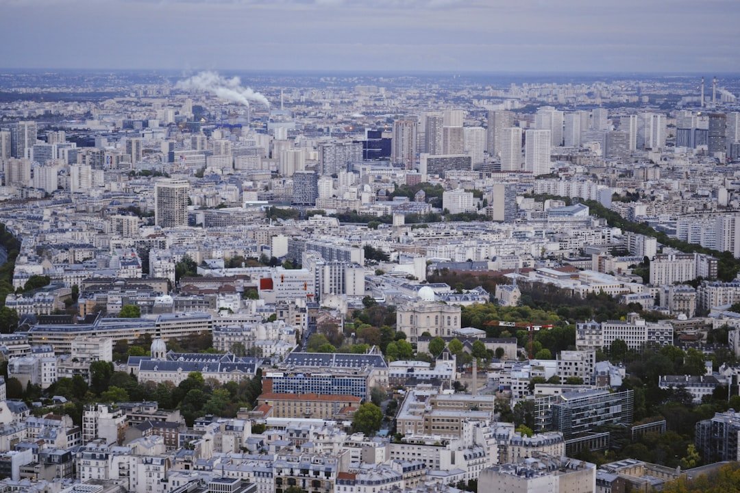 découvrez quelle est la ville la plus dangereuse en france, avec un aperçu des taux de criminalité et des conseils pour visiter en toute sécurité.