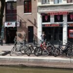 découvrez le quartier rouge, célèbre pour sa vie nocturne animée, ses établissements uniques et son ambiance vibrante en plein cœur de la ville.