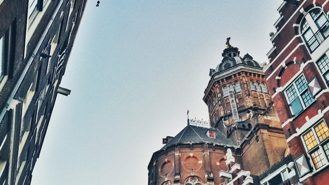 découvrez le quartier chaud, célèbre pour sa vie nocturne animée, ses enseignes lumineuses rouges et son ambiance unique.