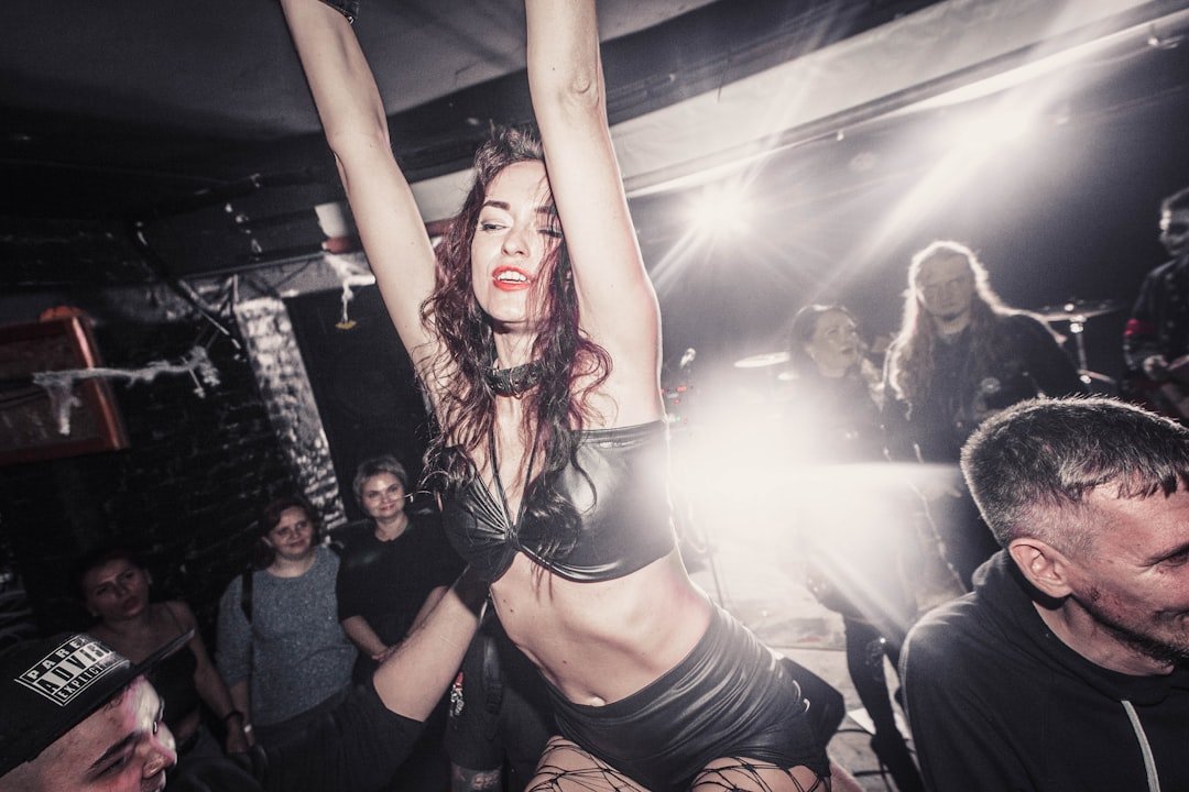 découvrez l'art du striptease avec nos conseils, performances et animations pour des soirées inoubliables.