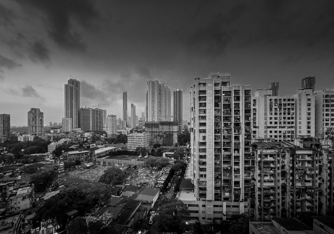 découvrez les défis urbains actuels et explorez des solutions innovantes pour améliorer la vie en ville, de la mobilité à l'environnement.