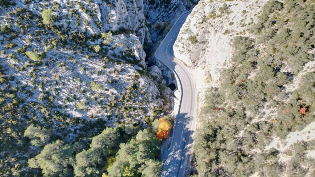 découvrez castellane, un charmant village provençal niché dans les gorges du verdon, idéal pour les amateurs de nature, d'histoire et de paysages exceptionnels.
