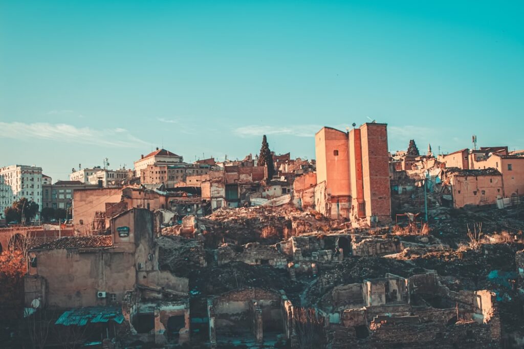 découvrez les aspects et les précautions à prendre dans les villes dangereuses d'algérie pour assurer votre sécurité lors de vos déplacements.