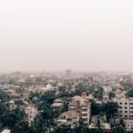 découvrez la réalité des bidonvilles de dubaï, un contraste saisissant avec l'image luxueuse de la ville.