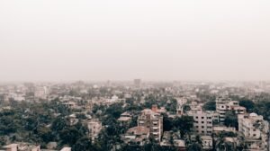 découvrez la réalité des bidonvilles de dubaï, un contraste saisissant avec l'image luxueuse de la ville.