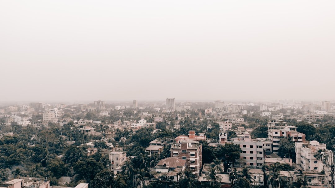 découvrez la réalité des bidonvilles de dubaï, un contraste saisissant avec l'image luxueuse de la ville.