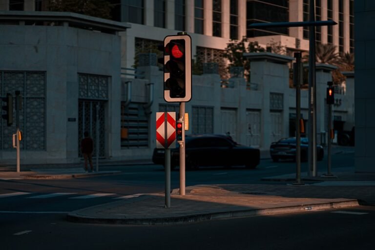 découvrez le quartier rouge de brest, un lieu emblématique où se mêlent histoire, culture et vie nocturne animée.