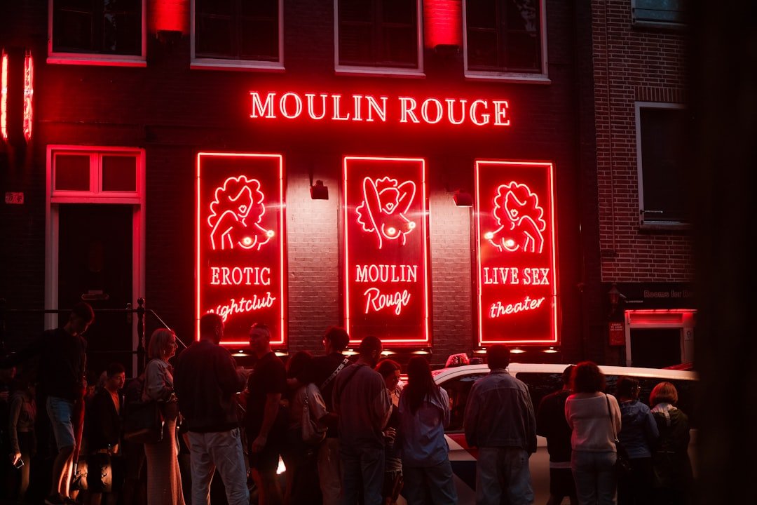 découvrez le quartier rouge, célèbre pour son ambiance unique, ses attractions nocturnes et son histoire fascinante au cœur de la ville.
