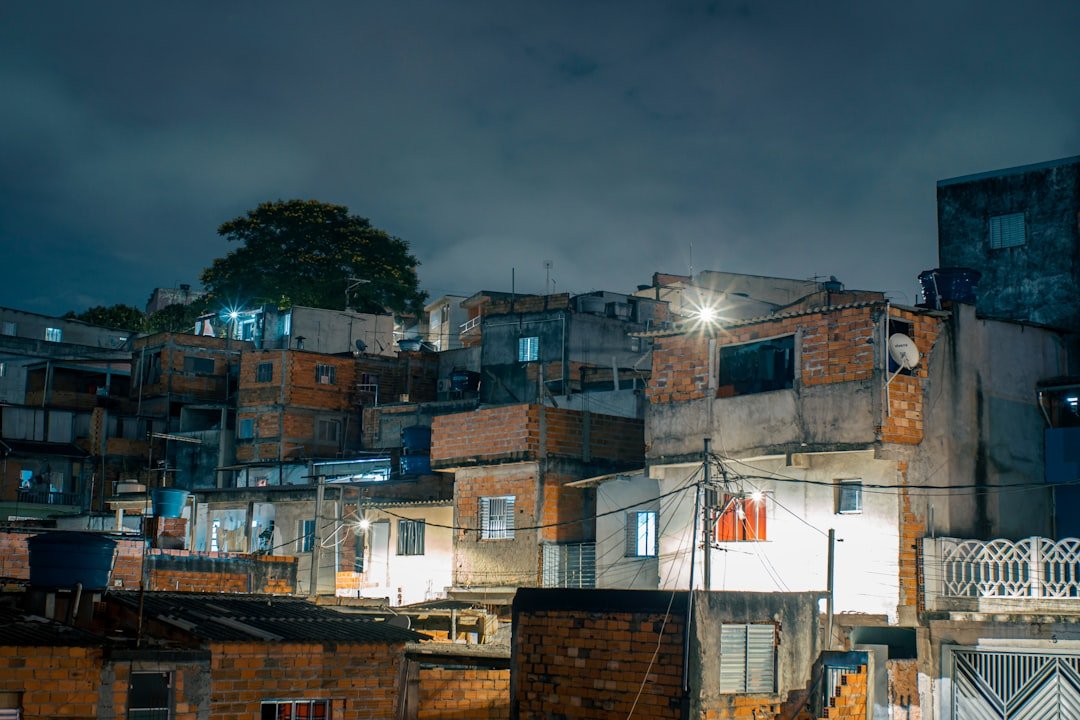 explorez les défis sociaux et urbains contemporains, incluant l'urbanisation, les inégalités, la mobilité urbaine et la cohésion communautaire pour un développement durable des villes.