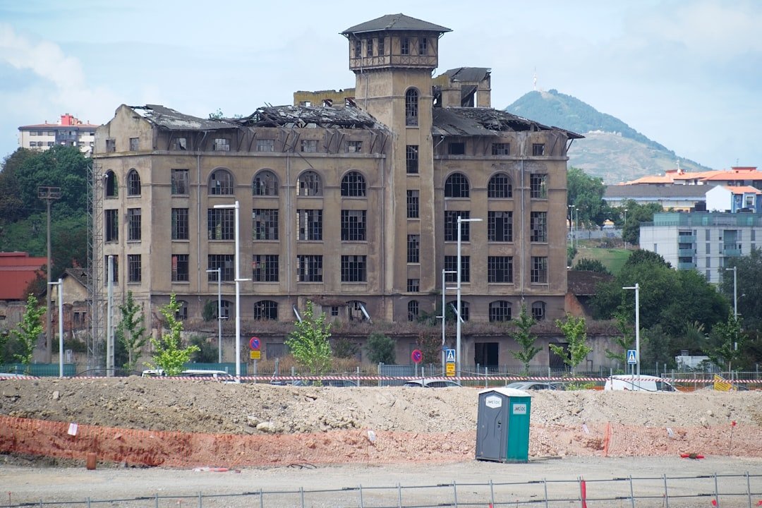 découvrez les projets et initiatives de renouvellement urbain visant à revitaliser les villes, améliorer les espaces publics et promouvoir un développement durable.